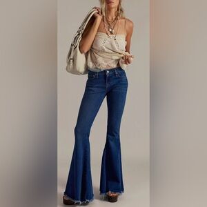 FREE PEOPLE WE THE FREE EMRE LOW-RISE FLARE JEANS, SIZE 28, NWT.